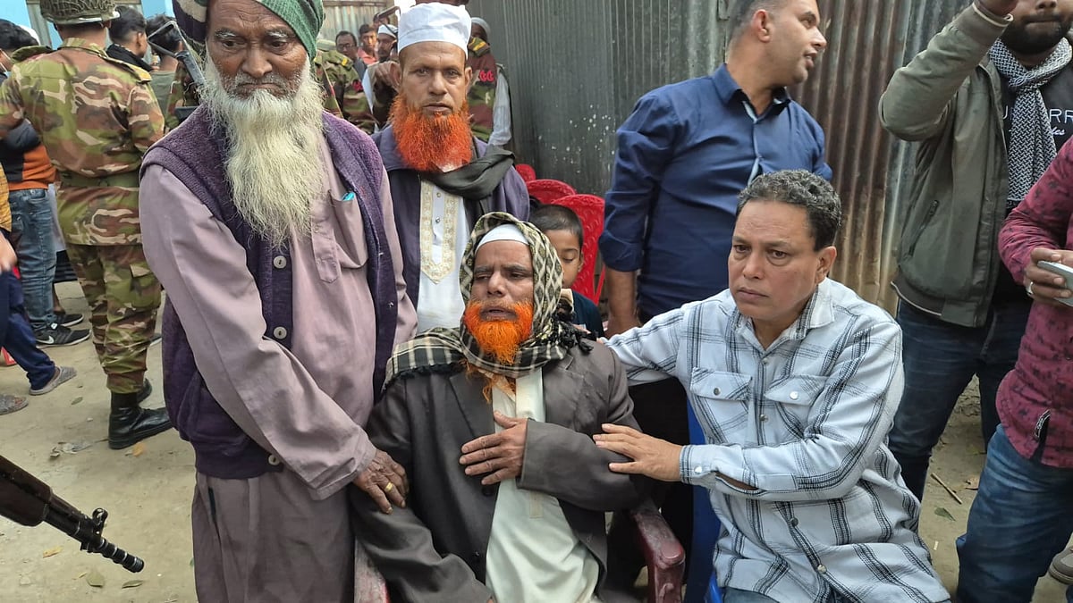 সুদানে হামলায় নিহত শামীম রেজার পরিবারের সদস্যদের আহাজারি। রোববার বিকেলে রাজবাড়ীর কালুখালীতে