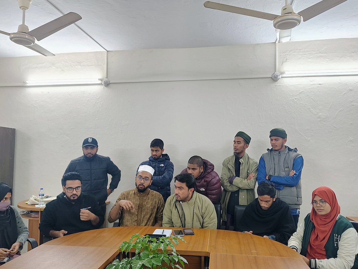 জাহাঙ্গীরনগর বিশ্ববিদ্যালয়ে নতুন প্রশাসনিক ভবনে জাকসুর তালা ঝুলিয়ে দেওয়ার ঘটনায় বিএনপিপন্থী শিক্ষকদের দেওয়া বিবৃতির প্রতিবাদে সংবাদ সম্মেলনে জাকসুর নেতৃবৃন্দ। গতকাল শনিবার রাতে