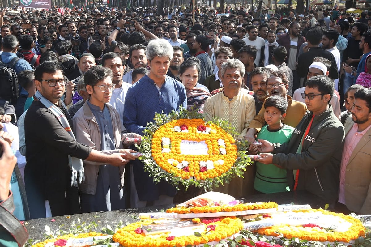 প্রধান সমন্বয়কারী জোনায়েদ সাকির নেতৃত্বে গণসংহতি আন্দোলন আজ রোববার সকালে মিরপুরে শহীদ বুদ্ধিজীবী স্মৃতিসৌধে ফুল দিয়ে শ্রদ্ধা জানায়