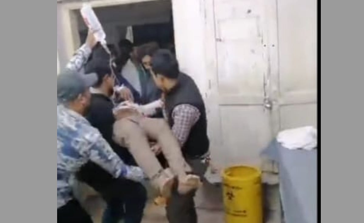 গাজীপুরের টঙ্গীতে বিকাশের প্রতিনিধিকে গুলির পর তাঁকে আহত অবস্থায় হাসপাতালে নেওয়া হয়