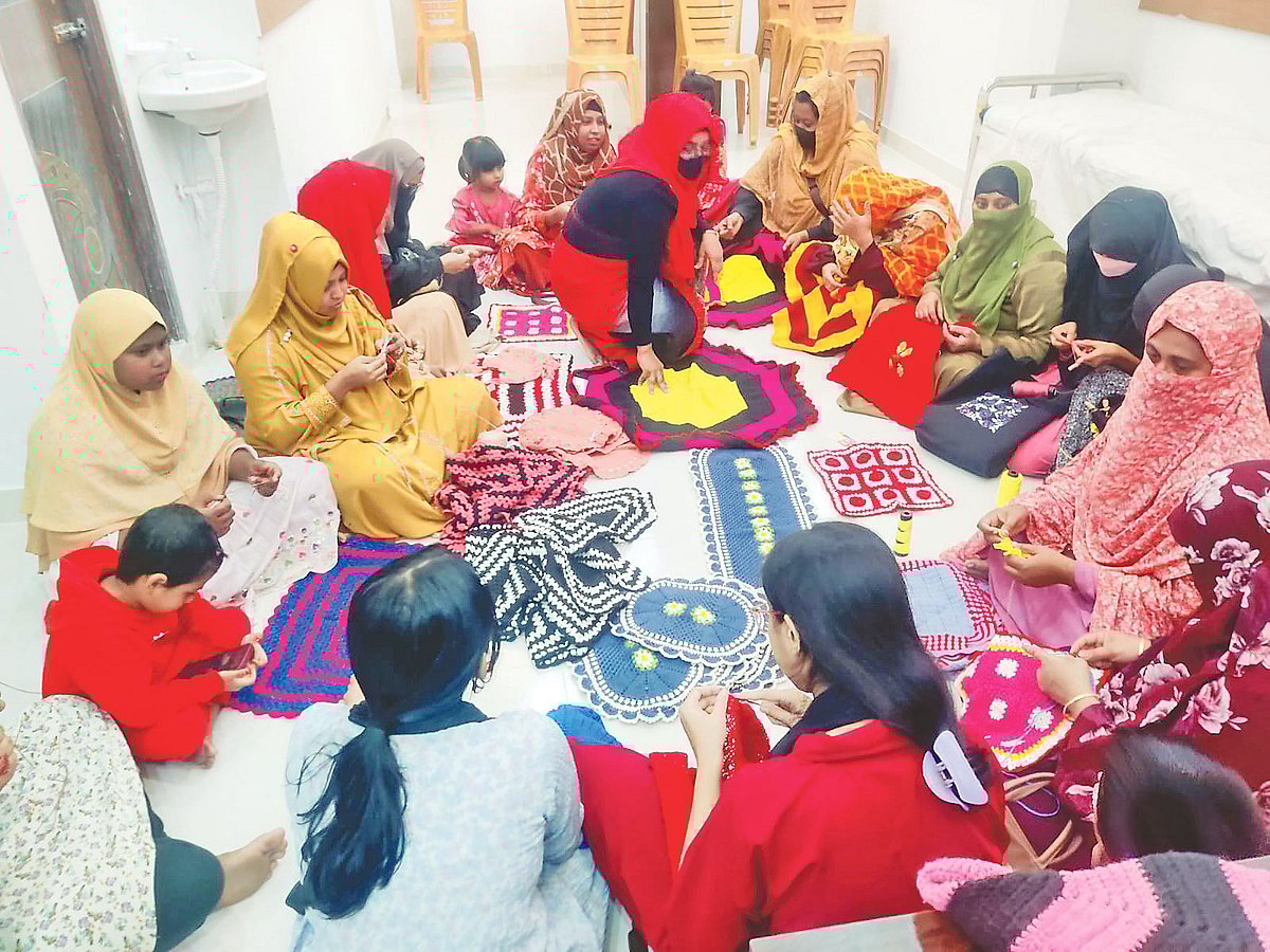 জয়পুরহাটে সাবিহা খাতুনের ভাড়া বাসায় হস্তশিল্পের কাজ করছেন নারীরা। সাবিহা খাতুন বসে তদারকি করছেন