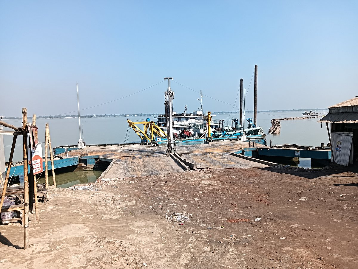 দৌলতদিয়ায় ৭ নম্বর ফেরিঘাটের সামনে নাব্যতা সংকট দূর করতে খনন শুরু করেছে বাংলাদেশ অভ্যন্তরীণ নৌপরিবহন কর্তৃপক্ষ। গতকাল শনিবার