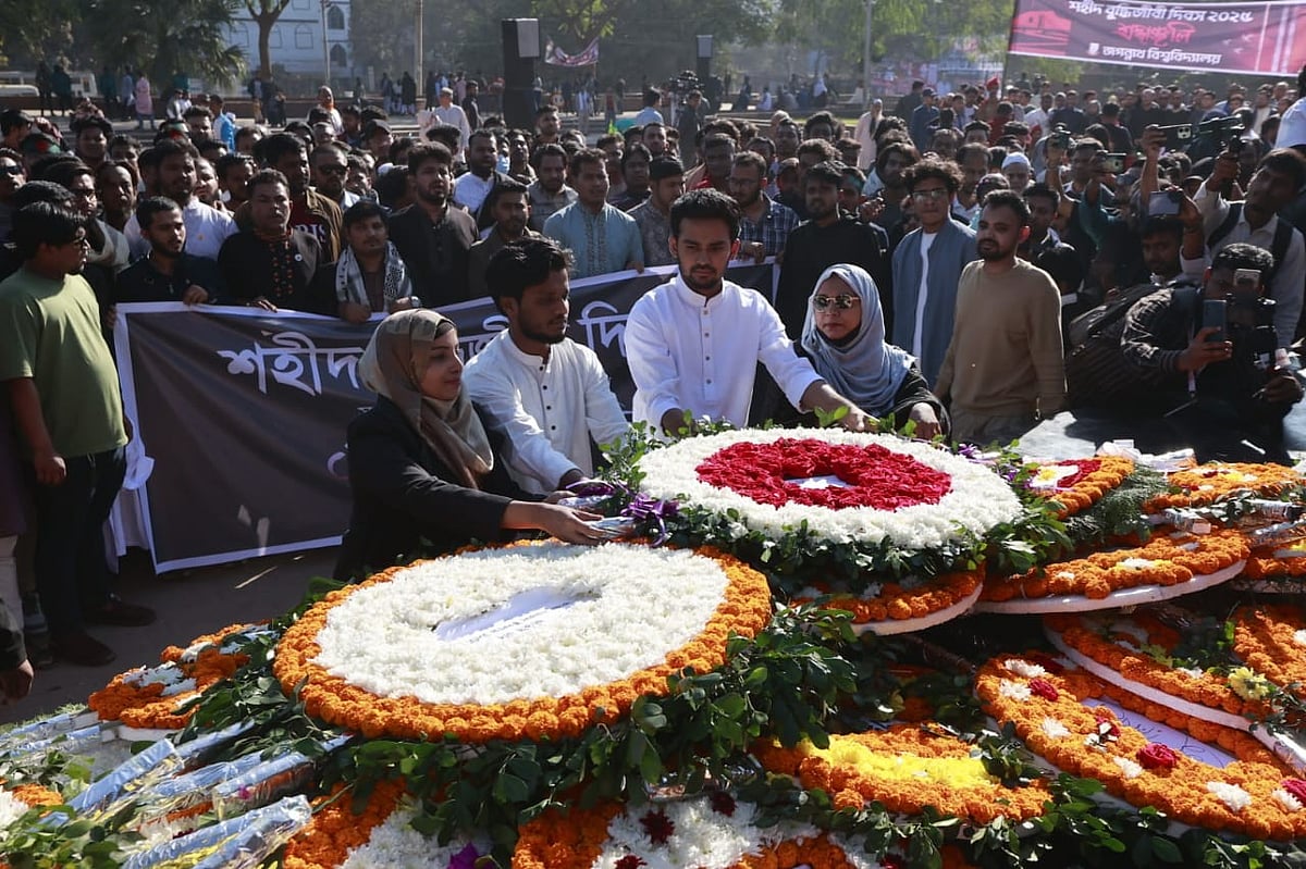 সাবেক উপদেষ্টা আসিফ মাহমুদ সজীব ভুঁইয়া আজ রোববার শহীদ বুদ্ধিজীবী দিবসে রায়েরবাজারে বধ্যভূমি স্মৃতিসৌধে ফুল দেন