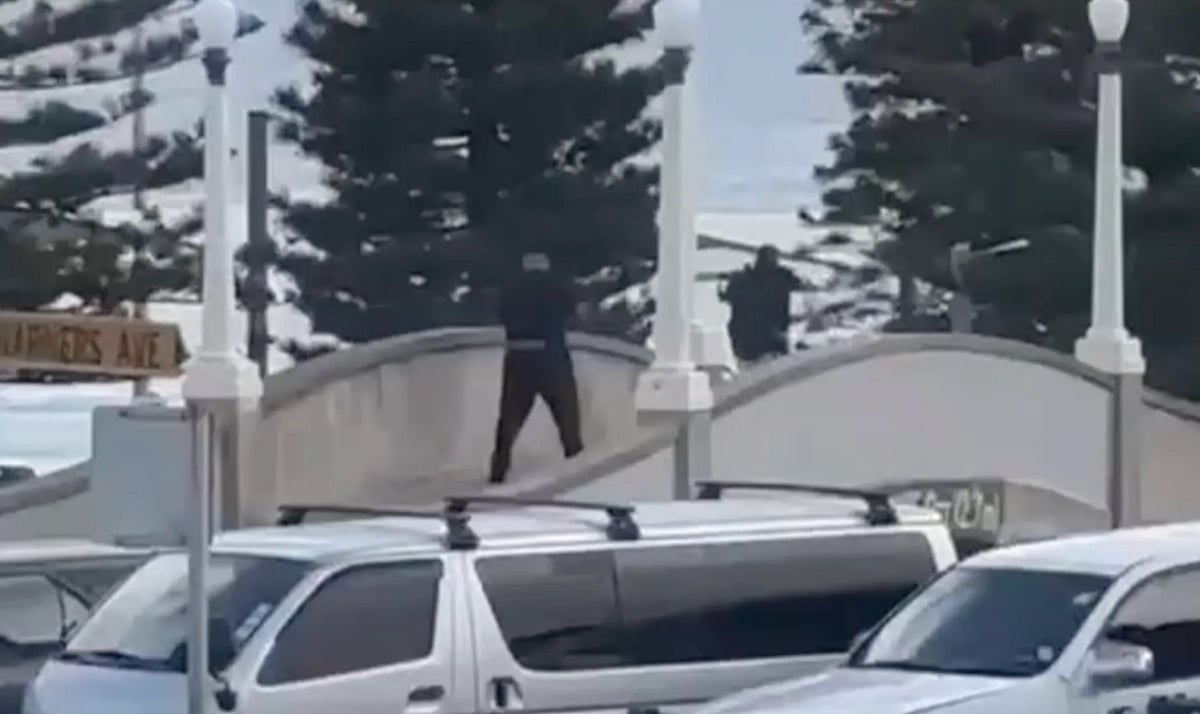 সিডনির বন্ডি সমুদ্রসৈকতে বন্দুক হামলা