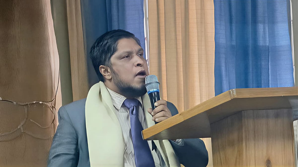 শহীদ বুদ্ধিজীবী দিবস উপলক্ষে আয়োজিত সভায় বক্তব্য দিচ্ছেন সহ–উপাচার্য (একাডেমিক) অধ্যাপক মোহাম্মদ শামীম উদ্দিন খান। আজ বেলা ১টায় উপাচার্য দপ্তরের সম্মেলন কক্ষে