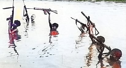 নদী পেরোচ্ছেন মুক্তিযোদ্ধারা, ১৯৭১