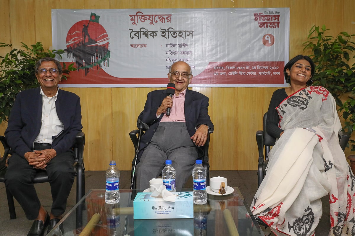 ডেইলি স্টার আয়োজিত ‘মুক্তিযুদ্ধের বৈশ্বিক ইতিহাস’ শীর্ষক ইতিহাস আড্ডায় (বাঁ থেকে) প্রথম আলো সম্পাদক মতিউর রহমান, অধ্যাপক রেহমান সোবহান ও অধ্যাপক নাভিন মুর্শিদ। রোববার সন্ধ্যায় ডেইলি স্টার কার্যালয়ে