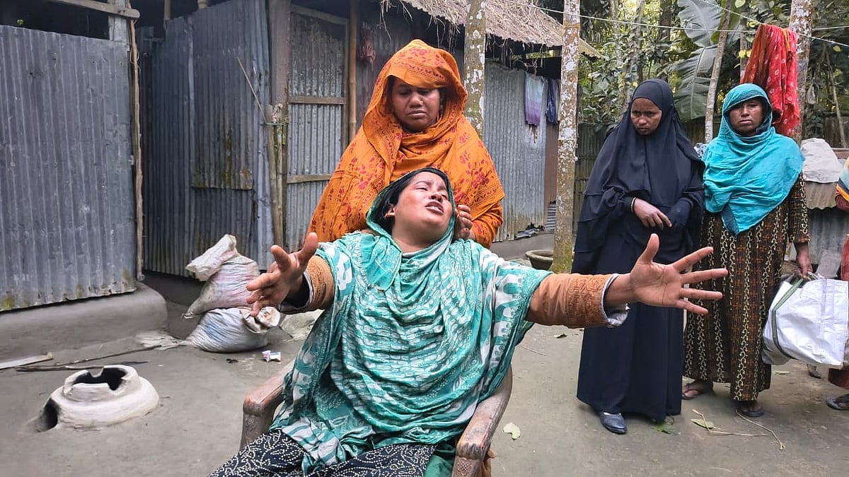 নিহত মমিনুল ইসলামের বোন কমেলা বেগম ভাই হারানোর শোকে আহাজারি করছেন। রোববার বিকেলে উলিপুর উপজেলার উত্তর পান্ডুল গ্রামে