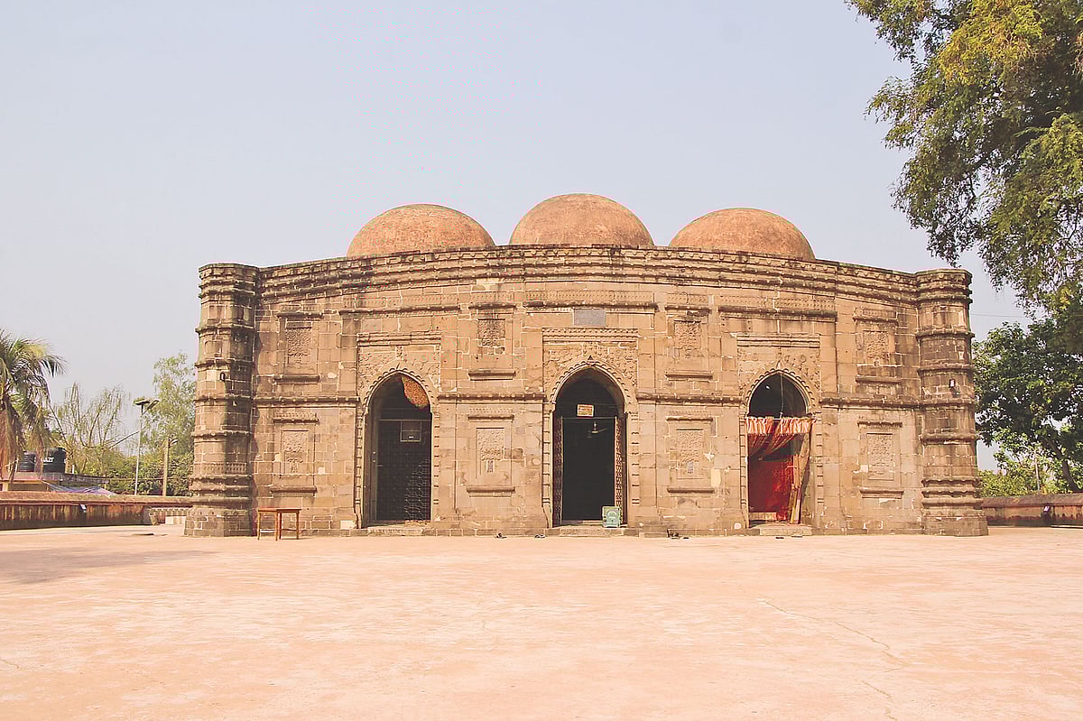 নওগাঁর মান্দায় অবস্থিত ঐতিহাসিক কুসুম্বা মসজিদ