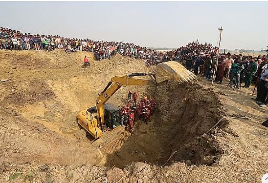 গত বুধবার এক কৃষকের খোঁড়া একটা বোরিংয়ে পড়ে যায় তানোরের শিশু সাজিদ। উদ্ধারের পর শিশুটি পরে মারা যায়