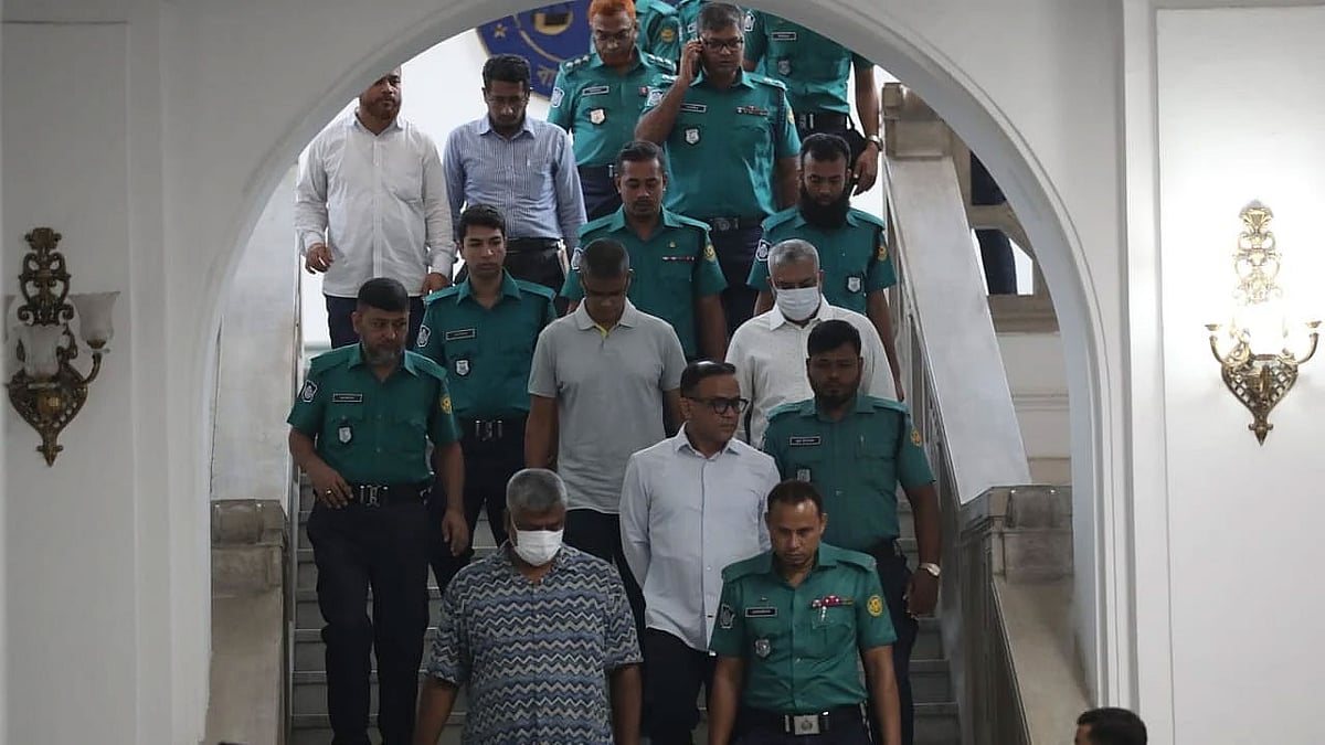 মানবতাবিরোধী অপরাধের মামলার আসামি হিসেবে গত ২২ অক্টোবর সেনা কর্মকর্তাদের প্রথম আন্তর্জাতিক অপরাধ ট্রাইব্যুনালে নেওয়া হয়েছিল। তারপর শুনানির দিনগুলোতে তাঁদের ঢাকা সেনানিবাসের উপ কারাগার থেকে ট্রাইব্যুনালে নেওয়া হচ্ছে