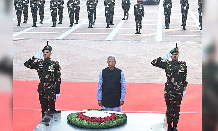 শহীদ বুদ্ধিজীবী দিবসে আজ রোববার সকালে রাজধানীর মিরপুরে শহীদ বুদ্ধিজীবী স্মৃতিসৌধে পুষ্পস্তবক অর্পণ করে জাতির শ্রেষ্ঠ সন্তানদের প্রতি গভীর শ্রদ্ধা জানান প্রধান উপদেষ্টা অধ্যাপক মুহাম্মদ ইউনূস
