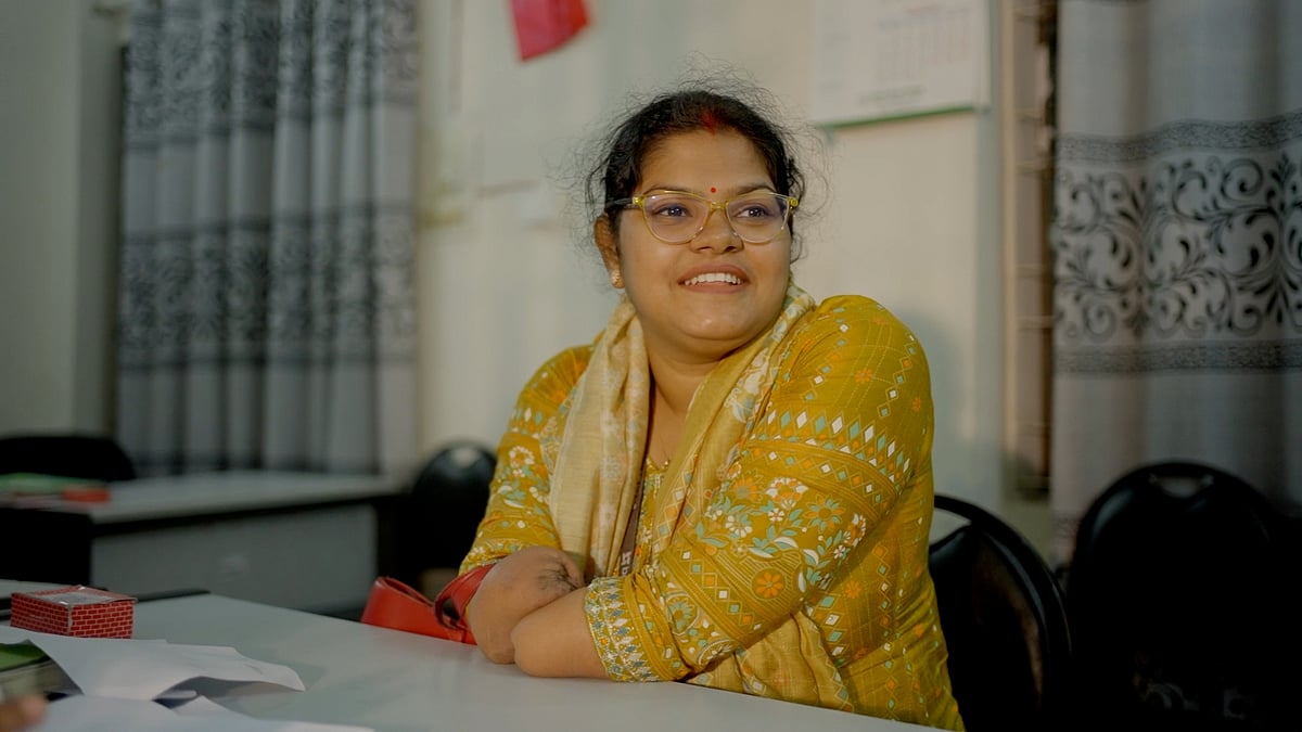 দুই হাত ছাড়াই জীবনে লড়াই করে বিজয়ী হয়েছেন ফাল্গুনী সাহা। বর্তমানে তিনি ব্র্যাকের মানবসম্পদ বিভাগে সিনিয়র অফিসার হিসেবে কর্মরত