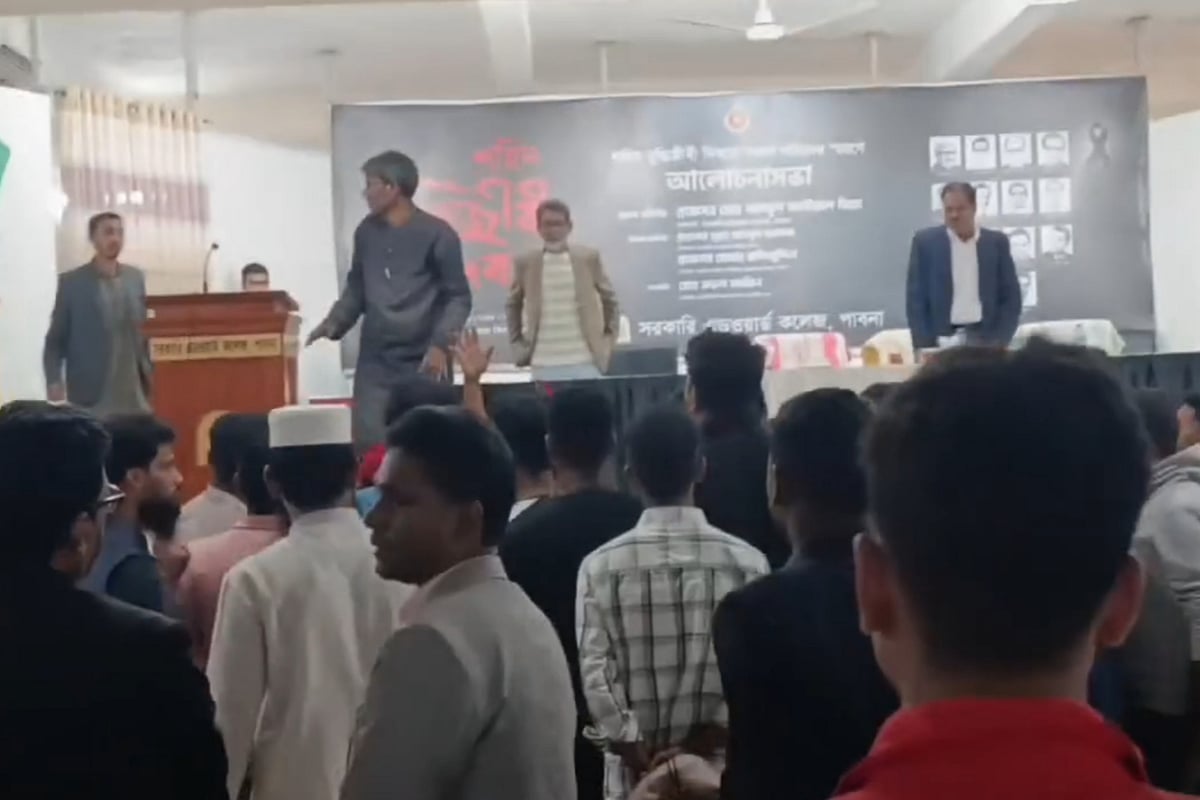 পাবনা এডওয়ার্ড কলেজে শহীদ বুদ্ধিজীবি দিবসের অনুষ্ঠানে হট্টগোল। রোববার সকালে কলেজের শহীদ আবদুস সাত্তার মিলনায়তনে