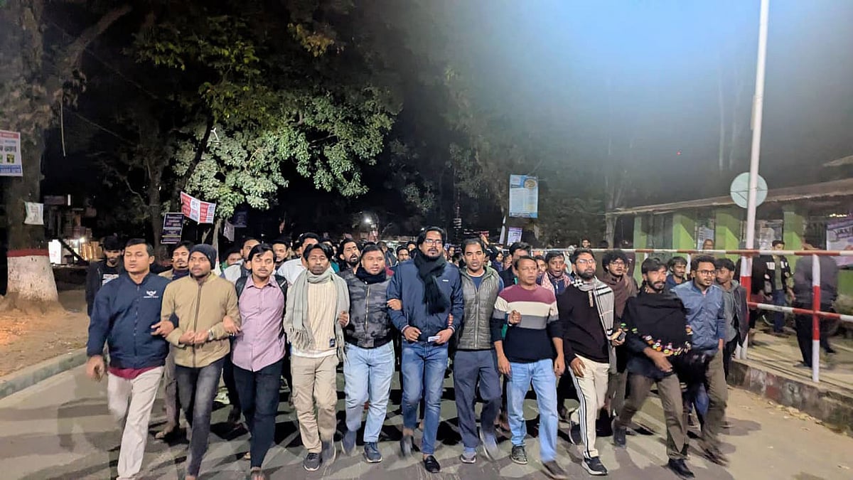 চট্টগ্রাম বিশ্ববিদ্যালয়ের সহ–উপাচার্য (একাডেমিক) অধ্যাপক মোহাম্মদ শামীম উদ্দিন খানের পদত্যাগের দাবিতে ছাত্রদল, গণতান্ত্রিক ছাত্র কাউন্সিল ও বিপ্লবী ছাত্র মৈত্রীর নেতা–কর্মীদের বিক্ষোভ মিছিল। আজ রাত ১০ টায় বিশ্ববিদ্যালয়ের গোল চত্বরের সামনে