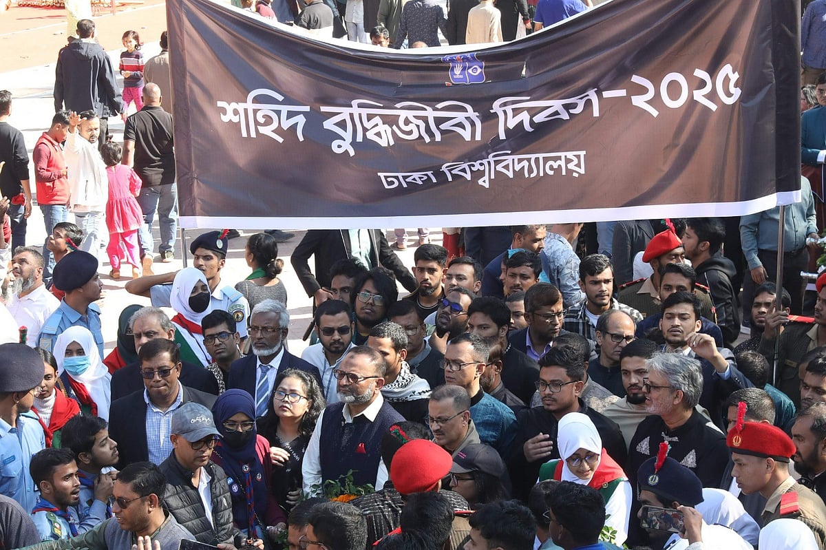 উপাচার্য অধ্যাপক নিয়াজ আহমেদ খানের নেতৃত্বে ঢাকা বিশ্ববিদ্যালয় কর্তৃপক্ষ আজ আজ রোববার সকালে রাজধানীর মিরপুরে শহীদ বুদ্ধিজীবী স্মৃতিসৌধে ফুল দেয়