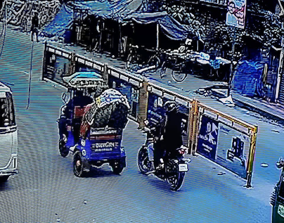 ব্যাটারিচালিত রিকশায় বসা ওসমান হাদিকে গুলি করেন মোটরসাইকেলের পেছনে বসা ব্যক্তি। দ্রুত ঘটনা ঘটিয়ে তাঁরা ওই মোটরসাইকেলে সেখান থেকে চলে যান