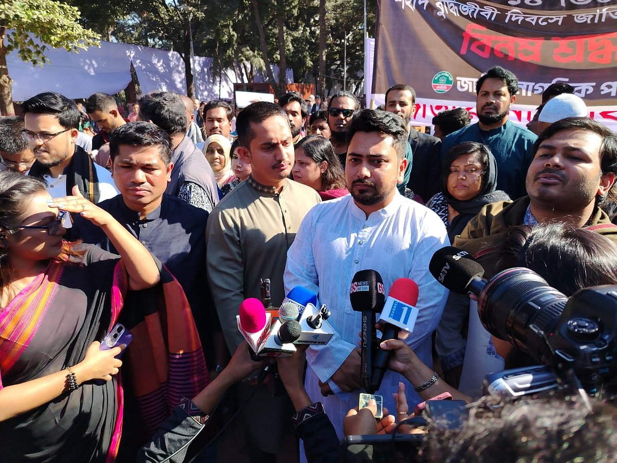 আজ রোববার সকালে রাজধানীর মিরপুরে শহীদ বুদ্ধিজীবী স্মৃতিসৌধে পুষ্পস্তবক অর্পণের আগে সাংবাদিকদের সঙ্গে কথা বলেন জাতীয় নাগরিক পার্টির (এনসিপি) আহ্বায়ক নাহিদ ইসলাম