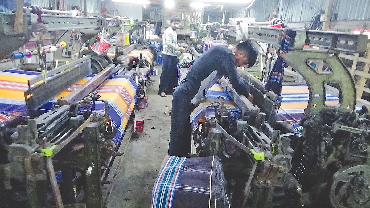 তামাই গ্রামের তাঁতিদের তৈরি রকমারি লুঙ্গি সিরাজগঞ্জের তাঁতশিল্পের ঐতিহ্যকে বাঁচিয়ে রেখেছে। যন্ত্রচালিত তাঁতে লুঙ্গি বুনছেন কারিগরেরা