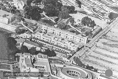 ঢাকা ক্যান্টনমেন্টে দিনের আলোয় অভিযানে নিয়োজিত ভারতীয় বিমানবাহিনীর ক্যানবেরা-বোমারু বিমান। ১৯৭১ সালের ১৫ ডিসেম্বর