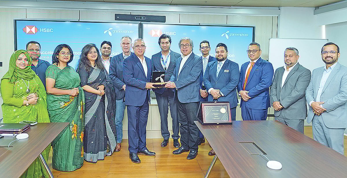 গ্রামীণফোনকে টেকসই অর্থায়ন সুবিধা দেবে এইচএসবিসি। সম্প্রতি দুই প্রতিষ্ঠান এ–সংক্রান্ত চুক্তি করেছে। গ্রামীণফোনের প্রধান নির্বাহী ইয়াসির আজমান ও এইচএসবিসি বাংলাদেশের প্রধান নির্বাহী মো. মাহবুব উর রহমান এই চুক্তিতে সই করেন