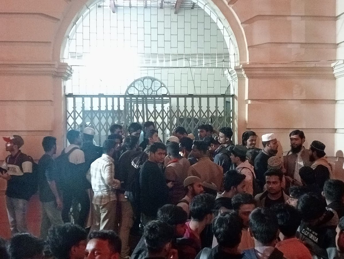 সোমবার রাতে অবরোধ তুলে নেন জগন্নাথ বিশ্ববিদ্যালয়ের (জবি) আস-সুন্নাহ ফাউন্ডেশনের ‘মেধাবী প্রকল্পের’ আওতায় থাকা শিক্ষার্থীরা