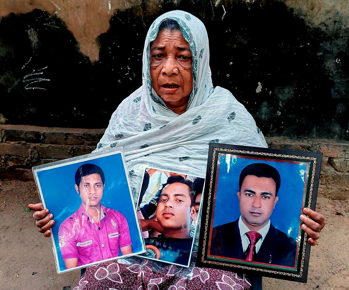 তিন ছেলের ছবি হাতে বৃদ্ধা মা গোলজার বেগম। সম্প্রতি তোলা