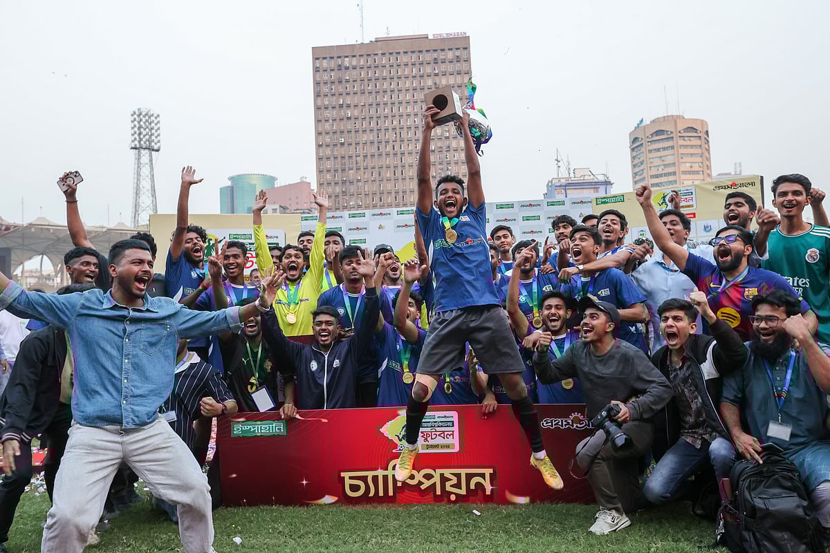 ট্রফি নিয়ে দেখার মতোই উদ্‌যাপন করলেন এআইইউবির খেলোয়াড়েরা