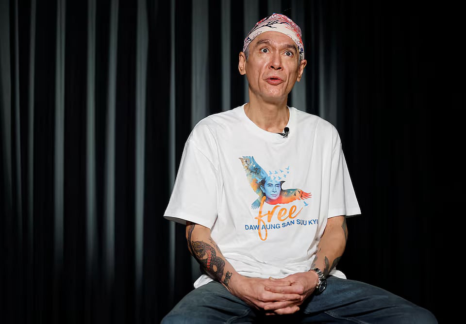 মিয়ানমারের সাবেক নেত্রী অং সান সু চির ছেলে কিম অ্যারিস। জাপানের রাজধানী টোকিওতে বার্তা সংস্থা রয়টার্সকে সাক্ষাৎকার দিচ্ছেন । ১৫ ডিসেম্বর ২০২৫