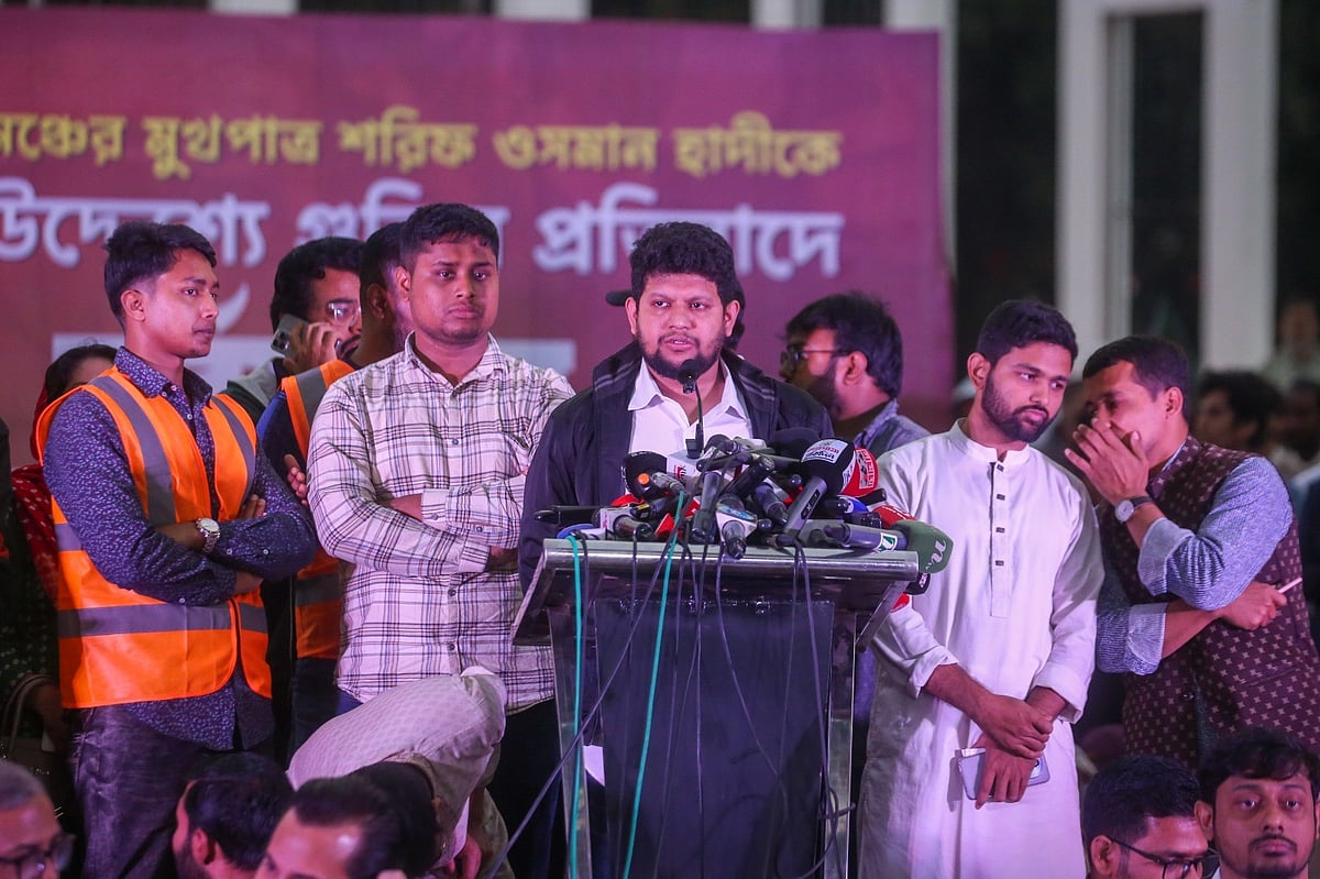 সাবেক উপদেষ্টা মাহফুজ আলম। আজ সোমবার কেন্দ্রীয় শহীদ মিনারে ইনকিলাব মঞ্চ আয়োজিত ‘সর্বদলীয় প্রতিরোধ সমাবেশে’