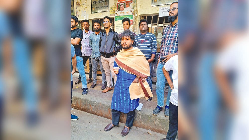 শরিফ ওসমান হাদিকে গুলি করার ঘটনায় সন্দেহভাজন তিনজনকে তাঁর গণসংযোগে দেখা যাচ্ছে। (বাঁ থেকে) আলমগীর শেখ, রুবেল ও ফয়সল করিম (কালো জ্যাকেট পরিহিত)