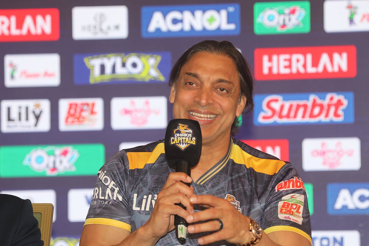 সংবাদ সম্মেলনে ঢাকা ক্যাপিটালসের মেন্টর শোয়েব আখতার
