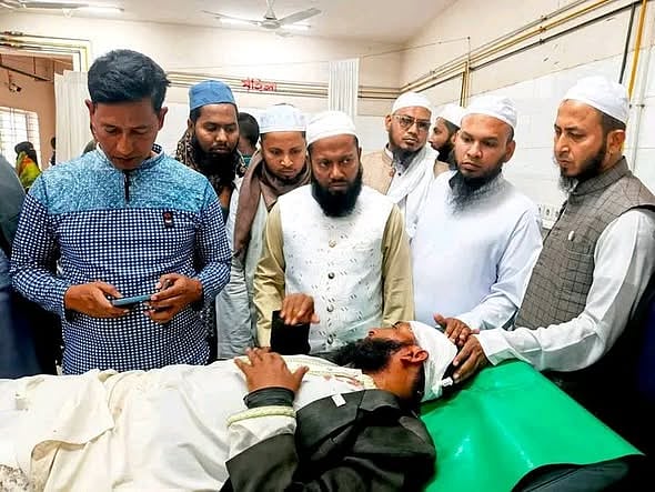 ভোলার চরফ্যাশন উপজেলা স্বাস্থ্য কমপ্লেক্সে চিকিৎসাধীন কর্মীকে দেখতে যান জামায়াতের নেতারা