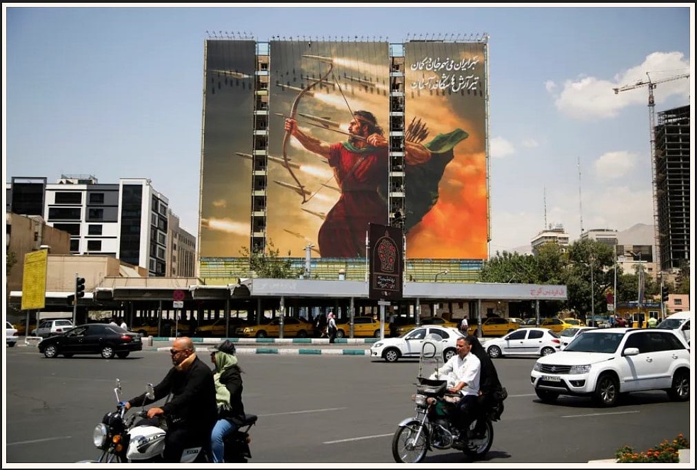 ইসরায়েলের সঙ্গে যুদ্ধবিরতি হলেও এক ছায়াযুদ্ধের মধ্য দিয়ে কাটছে ইরানের জনগণের দৈনন্দিন জীবন। তেহরান, ১৫ জুলাই, ২০২৫