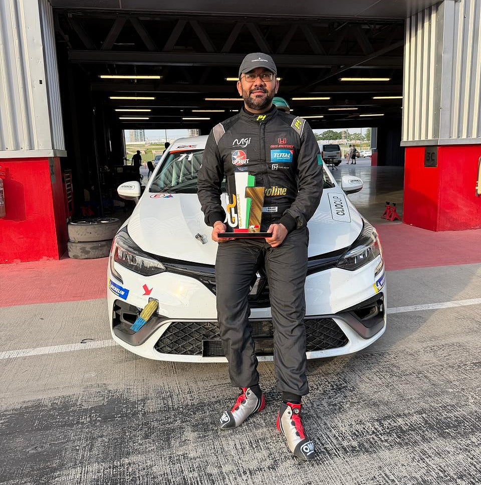 দুবাইতে এন্ডিউরেন্স রেসিংয়ে চ্যাম্পিয়নশিপ ট্রফি হাতে অভিক আনোয়ার