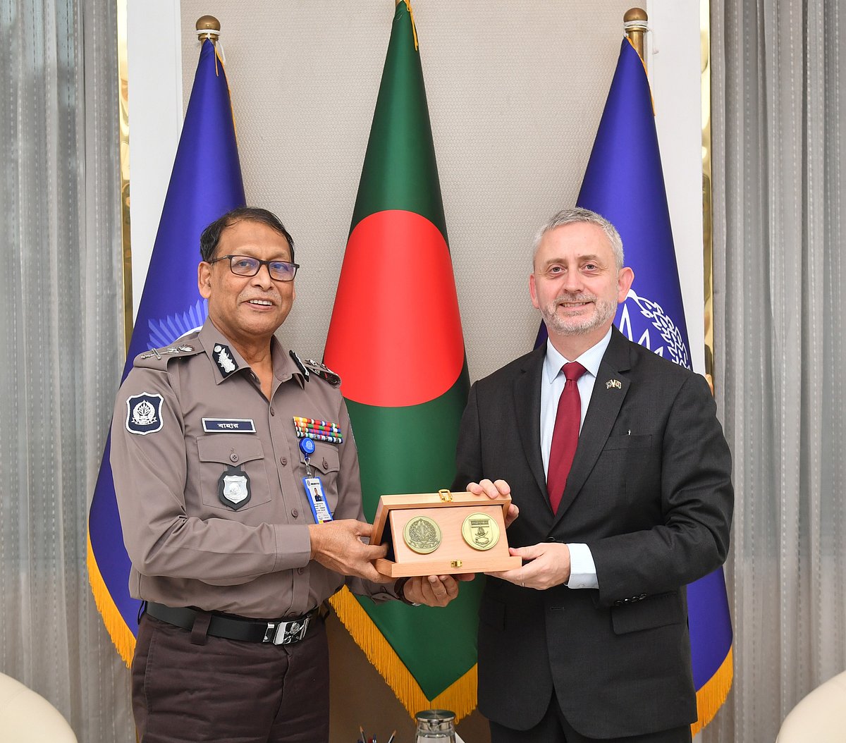 পুলিশের মহাপরিদর্শক (আইজিপি) বাহারুল আলমের সঙ্গে ইউরোপীয় ইউনিয়নের রাষ্ট্রদূত মাইকেল মিলার। ১৫ ডিসেম্বর ২০২৫; ঢাকায় পুলিশ সদর দপ্তরে