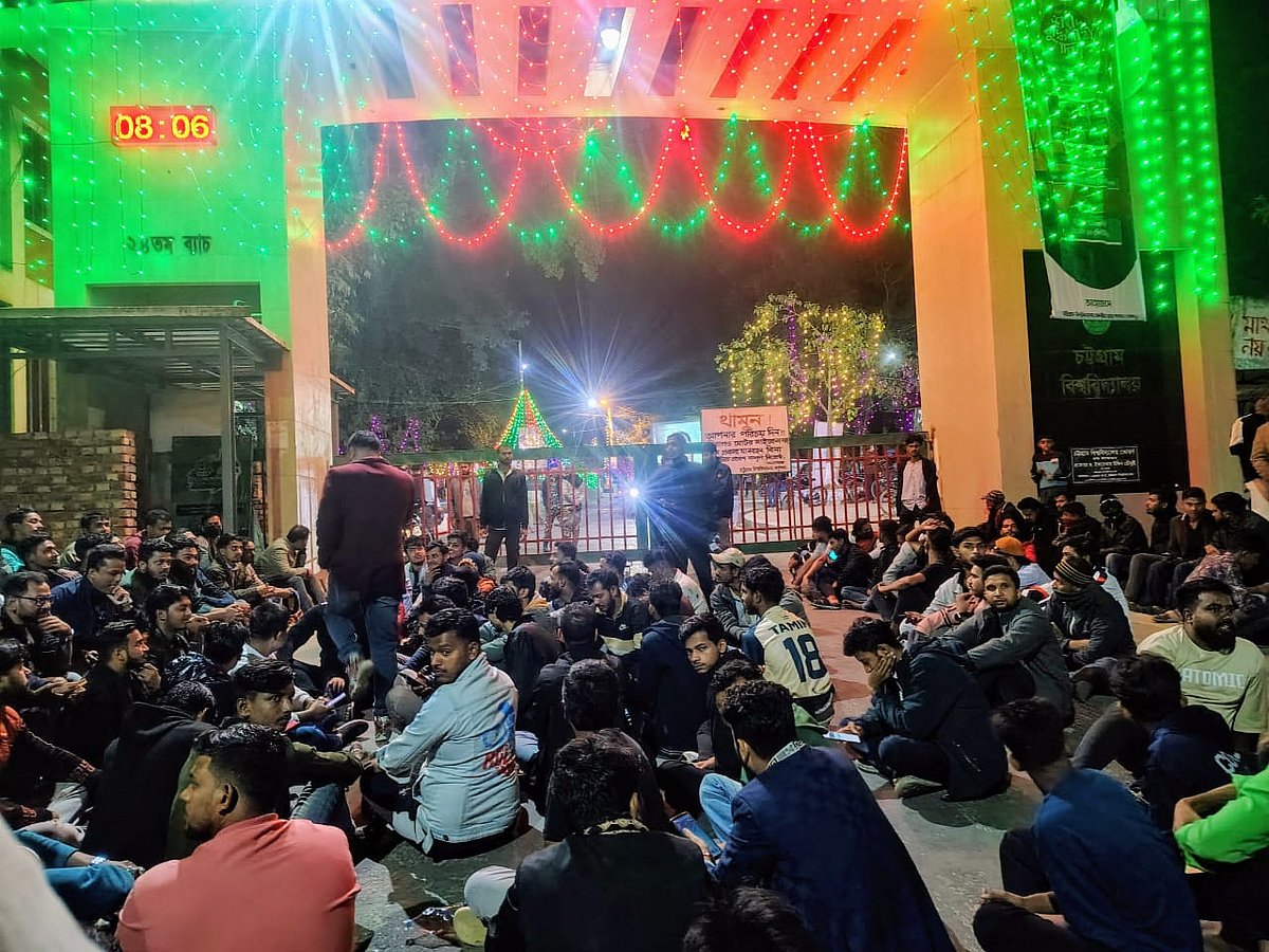 সহ-উপাচার্যের (একাডেমিক) বক্তব্যকে ঘিরে ছাত্রদল কর্মীদের অবস্থান। আজ রাত আটটায় তোলা