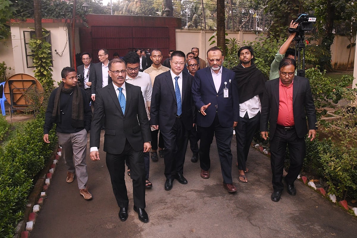 আজ সোমবার বিকেলে ঢাকা বিশ্ববিদ্যালয়ে ছাত্রী হলের সম্ভাব্য নির্মাণস্থান পরিদর্শনে চীনের রাষ্ট্রদূত ইয়াও ওয়েন