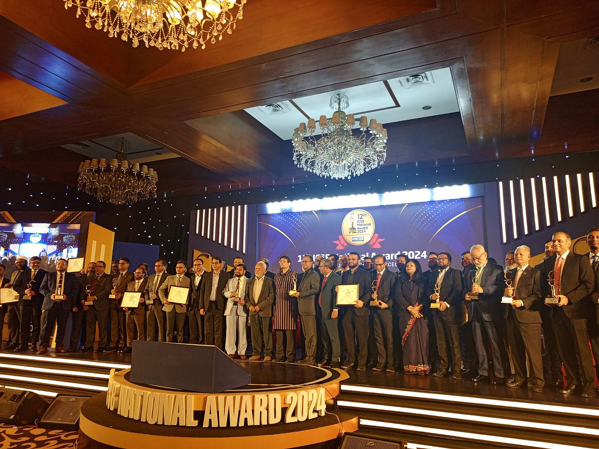 ইনস্টিটিউট অব চার্টার্ড সেক্রেটারিজ অব বাংলাদেশের (আইসিএসবি) পুরস্কার বিতরণ অনুষ্ঠানে প্রধান অতিথি বাণিজ্য উপদেষ্টা শেখ বশিরউদ্দীনসহ অন্যান্য অতিথি ও পুরস্কার জয়ী প্রতিষ্ঠানগুলোর শীর্ষ নির্বাহীরা। আজ সোমবার ঢাকার একটি হোটেলে
