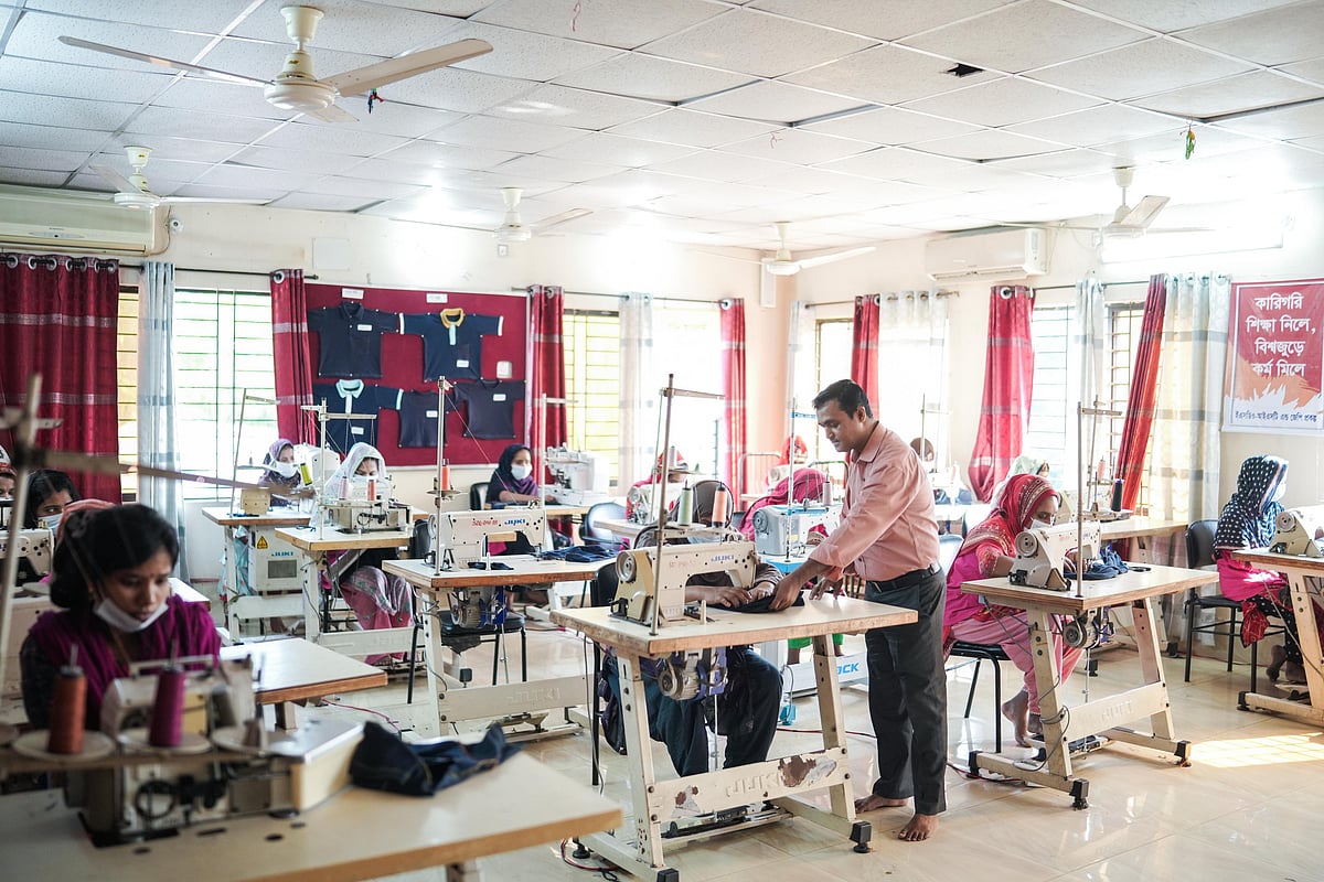 কুমিল্লা শহরতলির রঘুপুর এলাকায় বেসরকারি উন্নয়ন সংস্থা ‘এইড কুমিল্লা’র প্রশিক্ষণকেন্দ্রে ইন্ডাস্ট্রিয়াল সুইং মেশিন অপারেশন–বিষয়ক আবাসিক প্রশিক্ষণ নিচ্ছেন নারীরা। গত ২৩ নভেম্বর তোলা