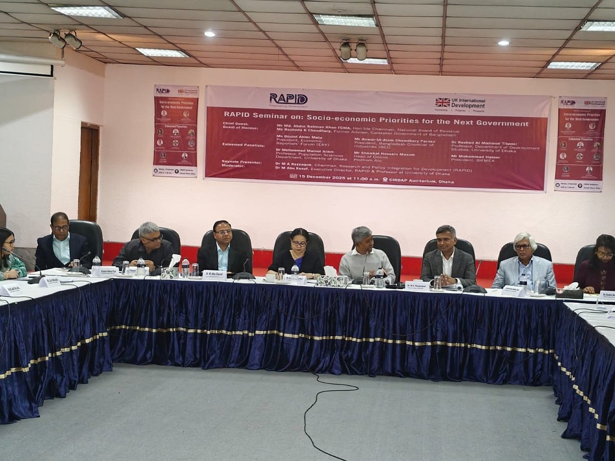 আজ সকালে রাজধানীর সিরডাপ মিলনায়তনে গবেষণাপ্রতিষ্ঠান র্যাপিড আয়োজনে পরবর্তী সরকারের জন্য সামাজিক অর্থনৈতিক অগ্রাধিকার শীর্ষক সেমিনার হয়। এতে বক্তাদের একাংশকে দেখা যাচ্ছে