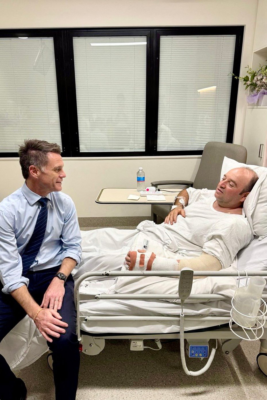 আহত আহমেদ আল আহমেদকে হাসপাতালে দেখতে যান নিউ সাউথ ওয়েলস রাজ্যের মুখ্যমন্ত্রী ক্রিস মিনস। ১৫ ডিসেম্বর ২০২৫