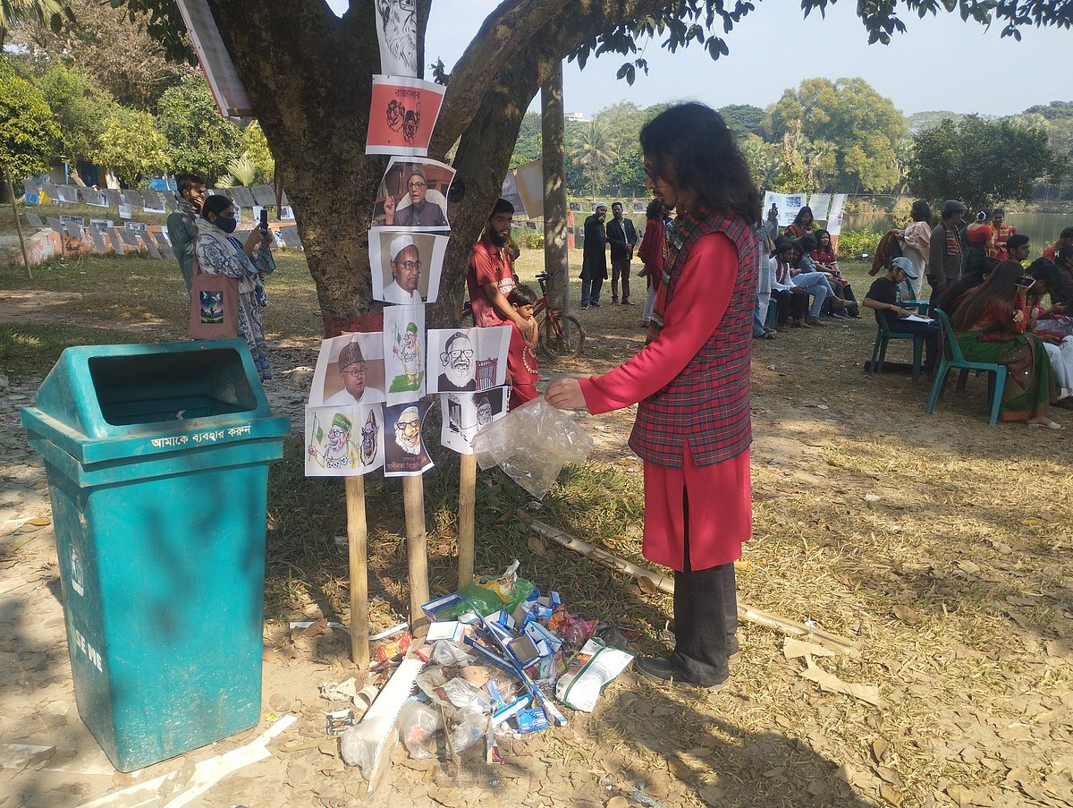 মহান বিজয় দিবসে উপলক্ষে জাহাঙ্গীরনগর বিশ্ববিদ্যালয়ের রাজাকার ও স্বাধীনতাবিরোধীদের ছবিতে ময়লা নিক্ষেপ করেছেন এক শিক্ষার্থী। আজ বেলা ১১টার দিকে পুরোনো কলাভবনের সামনে