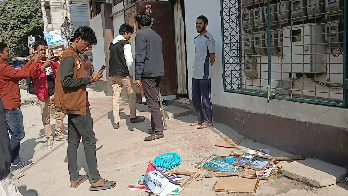 নওগাঁ জেলা পার্টির আহ্বায়কের অফিসে ভাঙচুর চালায় একদল যুবক। মঙ্গলবার দুপুরে শহরের উকিলপাড়া আল্টিমেট টাওয়ারে