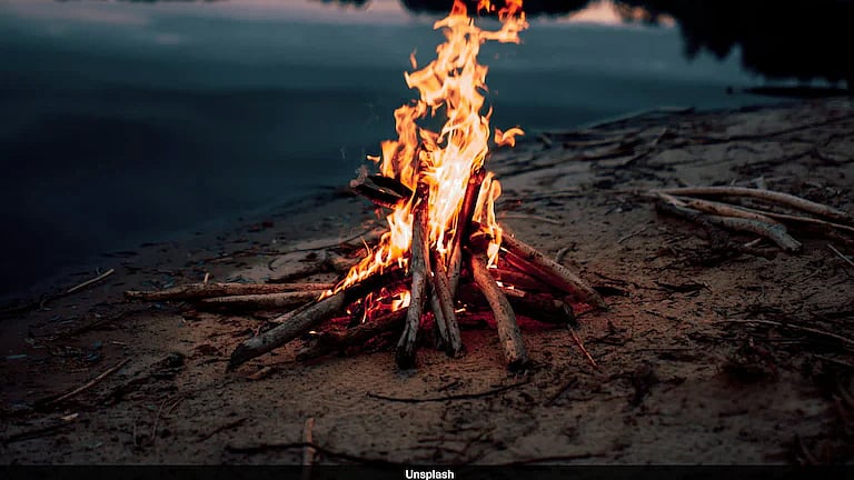আদি মানুষেরা প্রায় ৪ লাখ বছর আগে আগুন জ্বালানোর পাশাপাশি তা নিয়ন্ত্রণ করতে শিখেছিল।