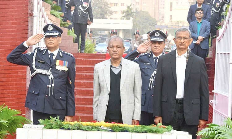 স্বরাষ্ট্র উপদেষ্টা লেফটেন্যান্ট জেনারেল (অব.) মো. জাহাঙ্গীর আলম চৌধুরী ও পুলিশের মহাপরিদর্শক (আইজিপি) বাহারুল আলম আজ মঙ্গলবার সকাল আটটার দিকে রাজারবাগ পুলিশ লাইনস স্মৃতিসৌধে শ্রদ্ধা জানান