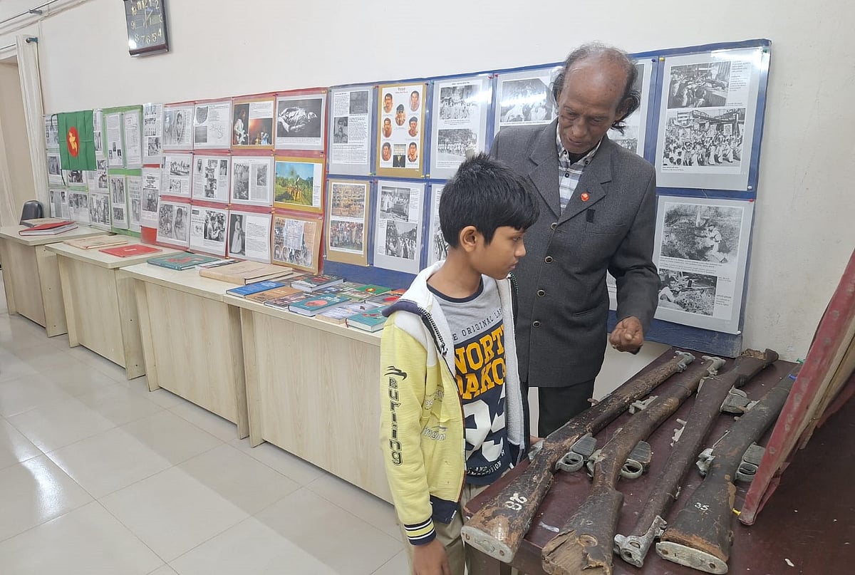 মহান বিজয় দিবস উপলক্ষে বরিশাল রিপোর্টার্স ইউনিটি মিলনায়তনে মুক্তিযুদ্ধের তথ্য ও দলিলপত্র প্রদর্শনী। আজ মঙ্গলবার দুপুরে। ছবি: প্রথম আলো