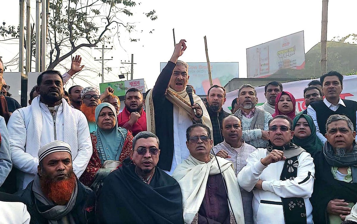 বিএনপির যুগ্ম মহাসচিব শহীদ উদ্দিন চৌধুরী এ্যানি নেতা–কর্বমীদের উদ্দেশ্যে বক্তব্য দিচ্ছেন। আজ লক্ষ্মীপুর জেলা শহরের ঝুমুর এলাকায়