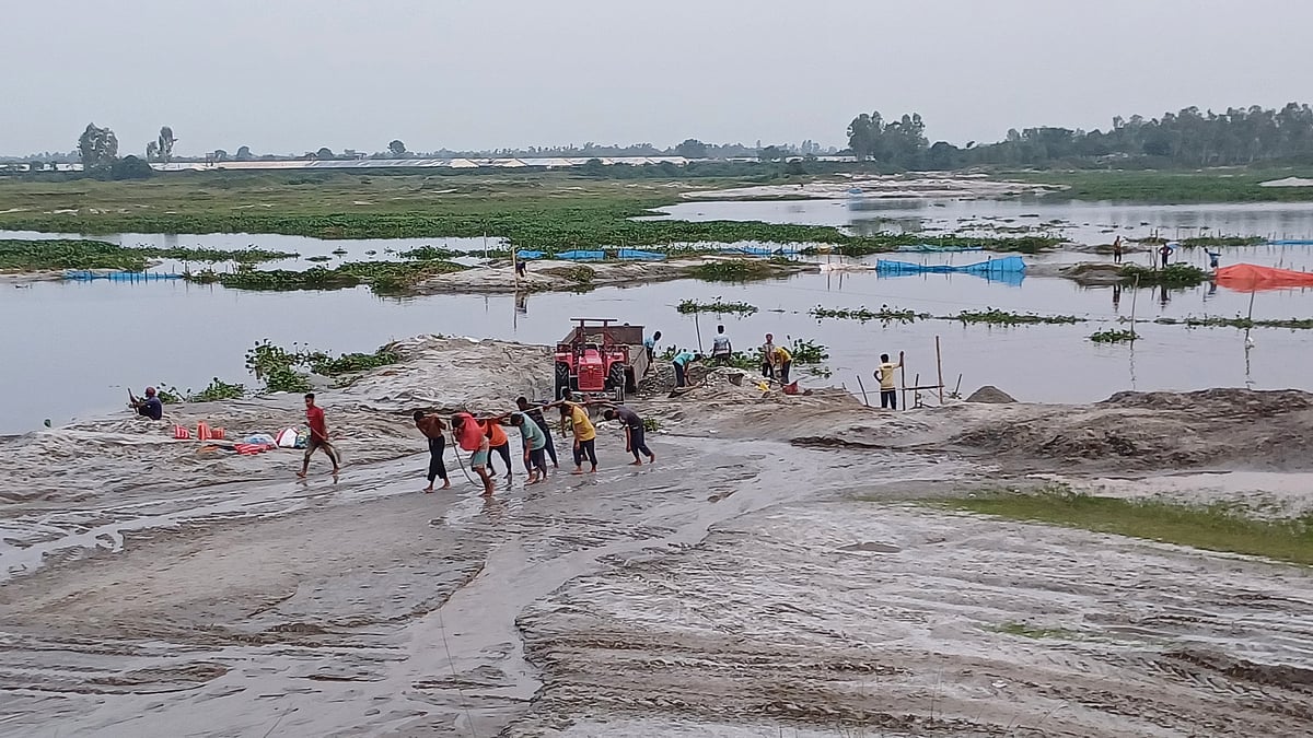 ডাহুক নদ থেকে সনাতন পদ্ধতিতে পাথর তুলছেন শ্রমিকেরা। গত ১৩ সেপ্টেম্বর পঞ্চগড়ের তেঁতুলিয়া উপজেলার শালবাহান ইউনিয়নের সাঙ্গু-বালাবাড়ি এলাকায়