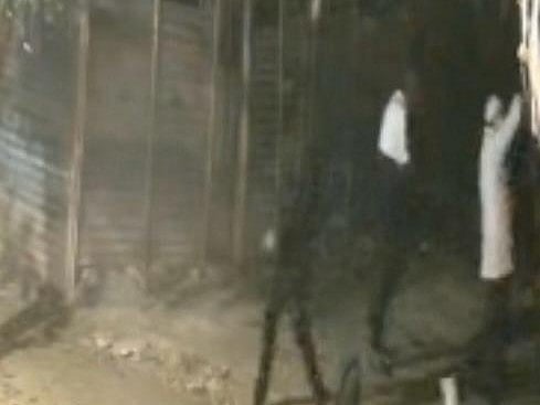 চট্টগ্রাম নগরে ছাত্রদল নেতার বাড়ি লক্ষ্য করে গুলি ছুড়ছে যুবকেরা